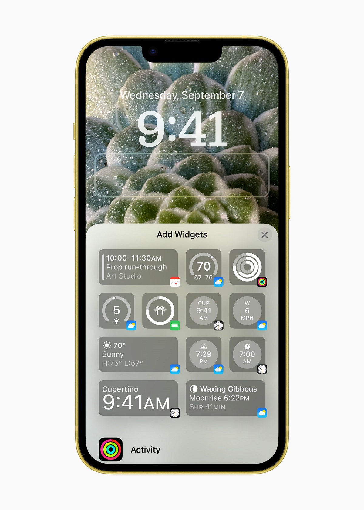 Пользователи iOS 16 могут персонализировать свой экран блокировки iPhone, выбрав обои, настроив цвета и шрифты и добавив виджеты с информацией из своих любимых приложений, такой как сегодняшние заголовки, погода и события календаря.